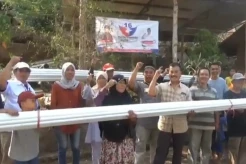 Warga Sumedang Semringah Terima Bantuan Pipa Air Bersih dari Bacaleg Perindo