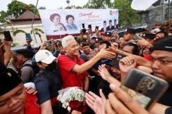 Ziarah ke Makam Soekarno, Ganjar Dikerebuti Emak-emak yang Ingin Salaman