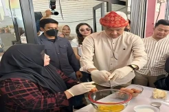 Seru! Kenakan Tanjak Palembang, Ganjar Pranowo Belajar Memasak Kue Maksuba