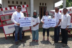 Peduli Pedagang Kecil, Perindo Sragen Bagikan Gerobak Gratis