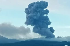 Ngeri! Erupsi Gunung Dukono Keluarkan Dentuman Gumpalan Abu