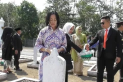 Peringati Hari Pahlawan, Caleg Perindo Nuning Kertopati Khusyuk Panjatkan Doa di TMP