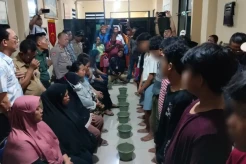 Tertangkap Tawuran, Belasan Pelajar di Johar Baru Menangis Dihukum Cuci Kaki Ibu
