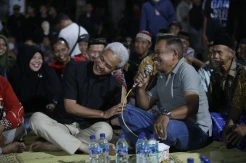 Hujan Tak Surutkan Warga Kulonprogo Ngobrol Bareng Ganjar Pranowo