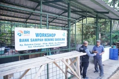 BRI Peduli bersama Yayasan Bening Saguling Ajak Masyarakat Tepi Sungai Citarum Kelola Sampah