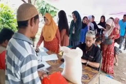 Harga Beras di Madina Selangit, Warga Berpanas-panasan Antre Beras Gratis