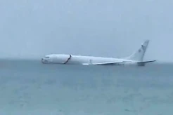 Kebablasan Saat Mendarat, Pesawat Intai Angkatan Laut AS Jatuh ke Laut