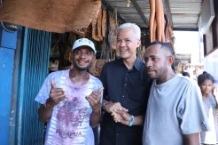 Berkunjung ke Pasar Hamadi Jayapura, Warga Sambut Ganjar dengan Suka Cita