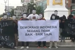 Kenakan Topeng, Puluhan Mahasiswa Yogyakarta Prihatin Kondisi Darurat Demokrasi