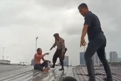 Heroik! Bak Film Aksi, Kapolres Tangkap Pria Bersenjata dan Nyaris Dibakar