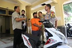 Aksi Pencurian Motor di Bangkalan Terekam CCTV, Modus Pelaku Pura-pura Menawar HP
