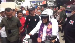 Anies Baswedan Kampanye Perdana di Tanah Merah, Warga Berikan Selendang