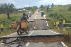 Warga Singkawang Bertaruh Nyawa, Lintasi Jembatan Ambruk Akibat Banjir
