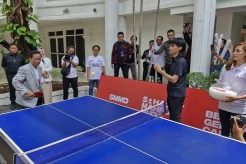 Antusias Mahfud MD Main Tenis Meja Bareng Relawan