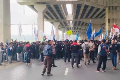 Aksi Demo Buruh Jelang Pengumuman UMK 2024 di Bekasi Tutup Jalan