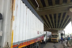Keluh Kesah Sopir Truk Merugi Akibat Demo Buruh Blokade Jalan di Bekasi