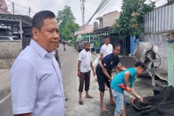 Caleg Partai Perindo Bantu Cor Lapangan untuk Warga Pulogadung