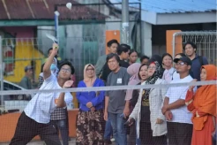 Seru-seruan Sore di Makassar, Alam Ganjar Olahraga Voli dan Badminton Bareng Warga Sulsel