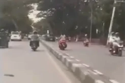 Viral! Emak-emak Berdaster di Makassar, Nekat Ngebut Pakai Motor Lawan Arus Tanpa Pakai Helm