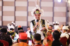 Diangkat Jadi Warga Kehormatan Adat Dayak Kaltim, Ganjar: Ini Sambutan Luar Biasa
