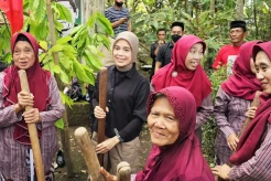Atikoh Ganjar Disambut Tabuhan Lesung oleh Perempuan Tani dan Muslimat Kulon Progo