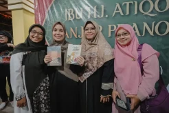 Siti Atikoh Mendapat Hadiah Puisi dari Santri Pondok Pesantren Al-Munawwir Yogyakarta