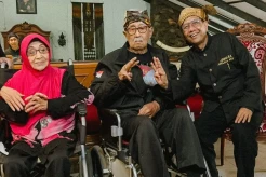Mahfud MD Sowan ke Sesepuh Jabar Solihin GP, Dapat Hadiah Ikat Kepala Sunda