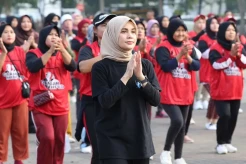 Siti Atikoh Ikut Senam Pagi di Alun-alun Kota Serang, Gaya Santainya Curi Perhatian
