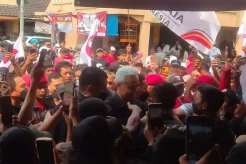Ganjar Disambut Antusias Masyarakat Bekasi, Berebut Salaman hingga Dielukan Menang Pilpres 2024