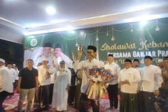 Alam Ganjar Dapat Kejutan Ulang Tahun saat Kunjungi Ponpes Nurul Huda Bekasi
