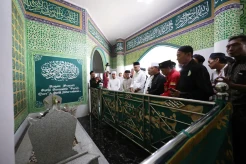Momen Ganjar Ziarah ke Makam Syekh Quro Penyebar Agama Islam di Karawang