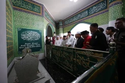 Ganjar Ziarah ke Makam Syekh Quro di Karawang, Pengurus Masjid: Beliau Orang Taat Beragama