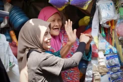 Blusukan ke Pasar Pagotan Madiun, Atikoh Ganjar Dapat Pantun dari Pedagang