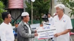 Bagikan Gerobak Gratis di Balikpapan, Caleg Perindo Nataliano Ovani: Bukti Kepedulian Kami ke UMKM