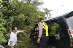 Mobil Tabrak Truk di...