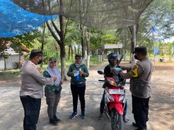 Bagikan Masker, Polisi Ajak Wisatawan di Pemalang Cegah Covid-19 saat Liburan Nataru