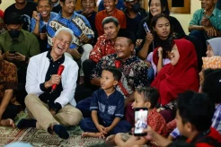 Datang Tengah Malam, Ganjar Disambut Antusias Warga Kampung Bayan Krajan Solo