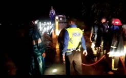 Jalan Penghubung Garut-Sumedang via Malangbong Tertimbun Longsor Akibat Hujan Deras
