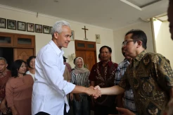 Kunjungi Misa Natal di Solo, Ganjar Disambut Antusias Jemaat dan Para Romo