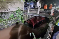 Minibus Nyemplung Kali di Tangsel, Sopir Selamat