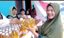 Tebus 1 Liter Minyak Goreng Seharga Rp5.000, Warga Tambun Doakan Caleg Perindo Sukses
