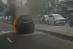 Taksi Online Terbakar...