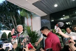 Acungkan 3 Jari, Ganjar-Mahfud Tampil Percaya Diri pada Debat Pilpres 2024