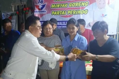 Peduli Masyarakat, Caleg Partai Perindo Yerry Tawalujan Gelar Bazar Murah