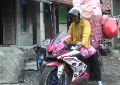 Nyentrik, Emak-emak Penjual Kerupuk di Demak Pakai Motor Sport
