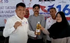 Caleg Perindo Deden Samsudin Gelar Bazar Migor Murah di Bandung Barat