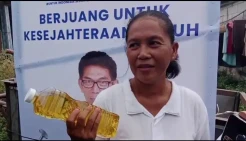 Tebus Minyak Goreng Rp5.000, Warga Kampung Pelaukan Doakan Caleg Partai Perindo Menang