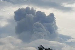 Gunung Lewotobi Erupsi Muntahkan Awan Panas, Warga Flores Waspada!