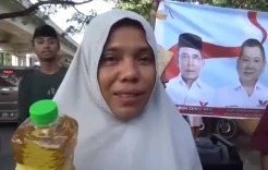 Warga Makassar Antusias Dapatkan Minyak Goreng Murah Caleg Perindo