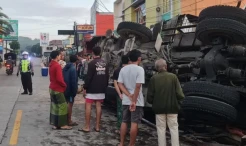 Truk Pengangkut Crane Tabrak Rumah Warga di Brebes, 2 Orang Tewas